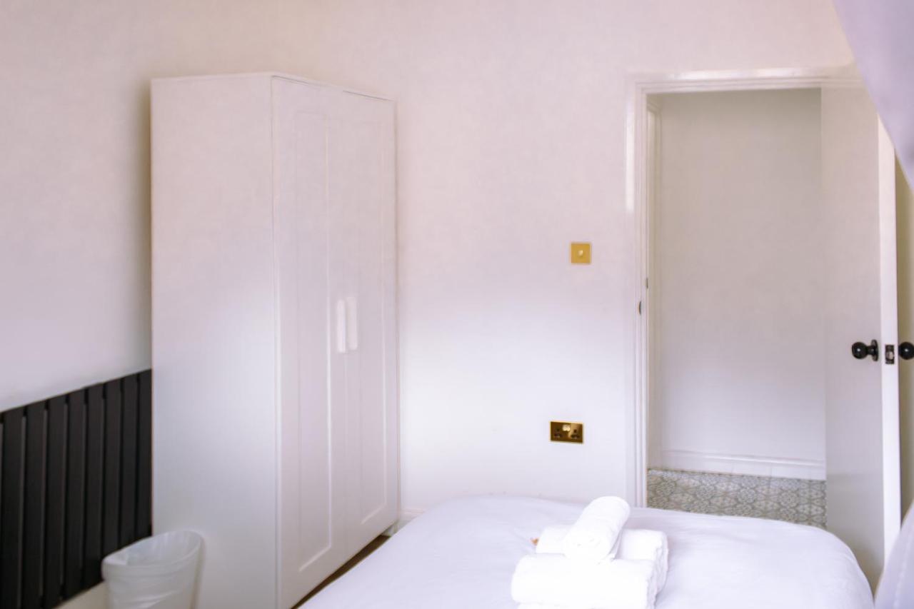 Nice 4 Bedroom Apartment Near City Centre 2-Min Walk To Metro !! Business & Family Friendly!! London Exterior photo