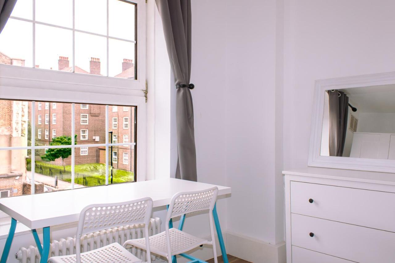Nice 4 Bedroom Apartment Near City Centre 2-Min Walk To Metro !! Business & Family Friendly!! London Exterior photo
