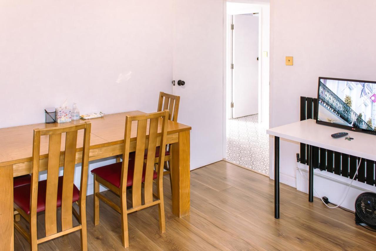 Nice 4 Bedroom Apartment Near City Centre 2-Min Walk To Metro !! Business & Family Friendly!! London Exterior photo