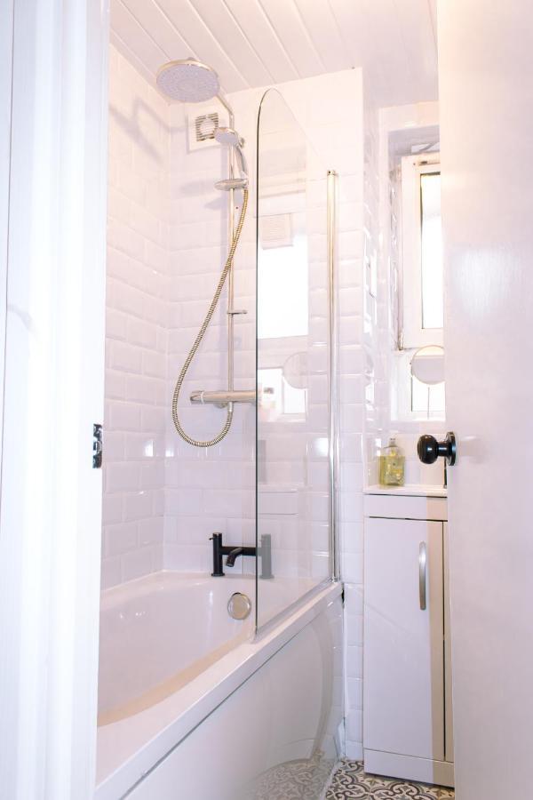 Nice 4 Bedroom Apartment Near City Centre 2-Min Walk To Metro !! Business & Family Friendly!! London Exterior photo