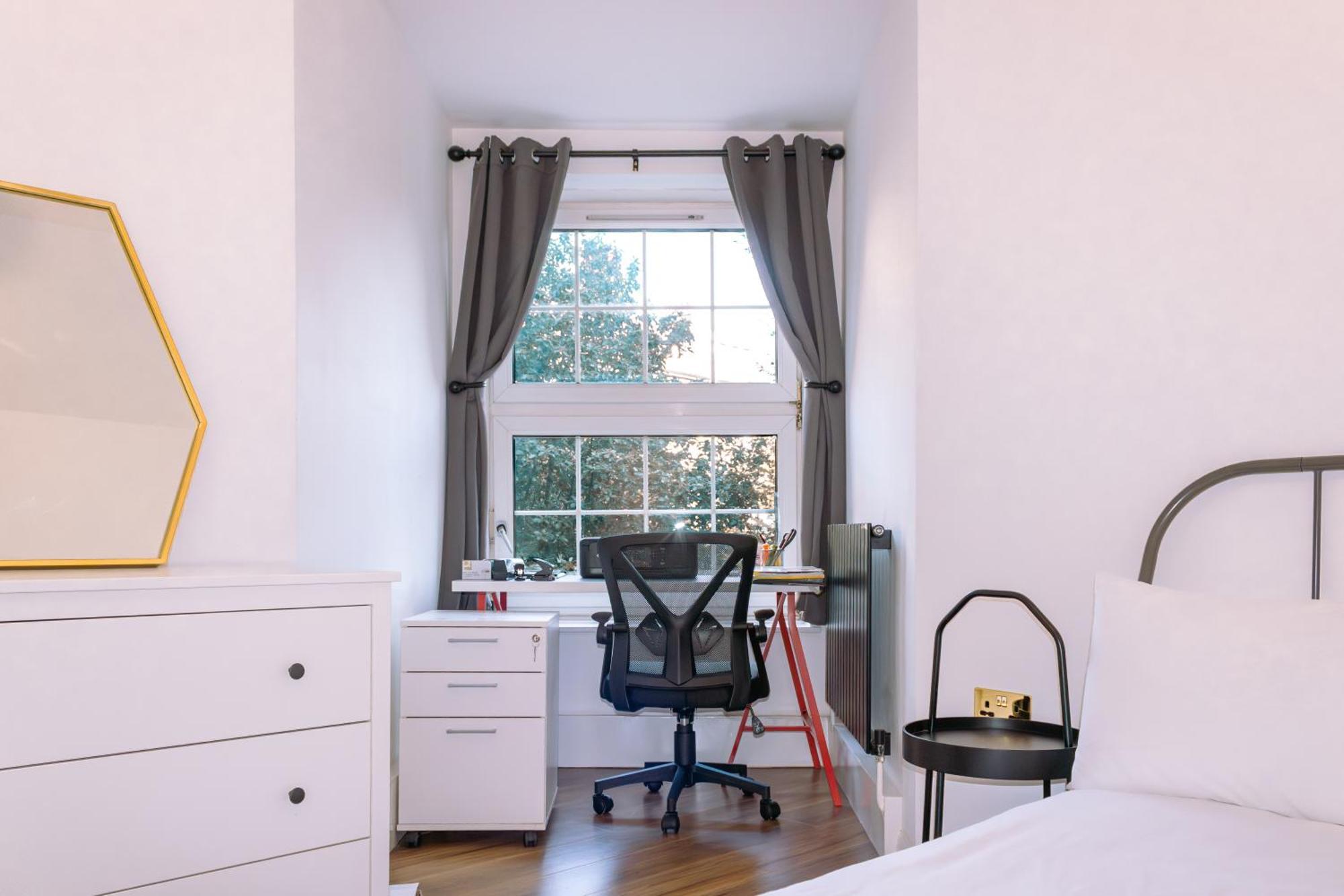 Nice 4 Bedroom Apartment Near City Centre 2-Min Walk To Metro !! Business & Family Friendly!! London Exterior photo
